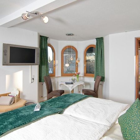Kraeuterhex' Reutin Hotel Алпирсбах Стая снимка