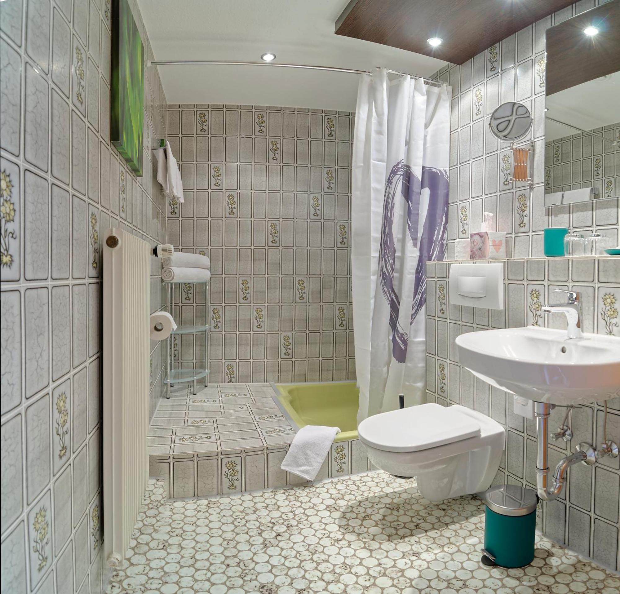 Kraeuterhex' Reutin Hotel Алпирсбах Стая снимка